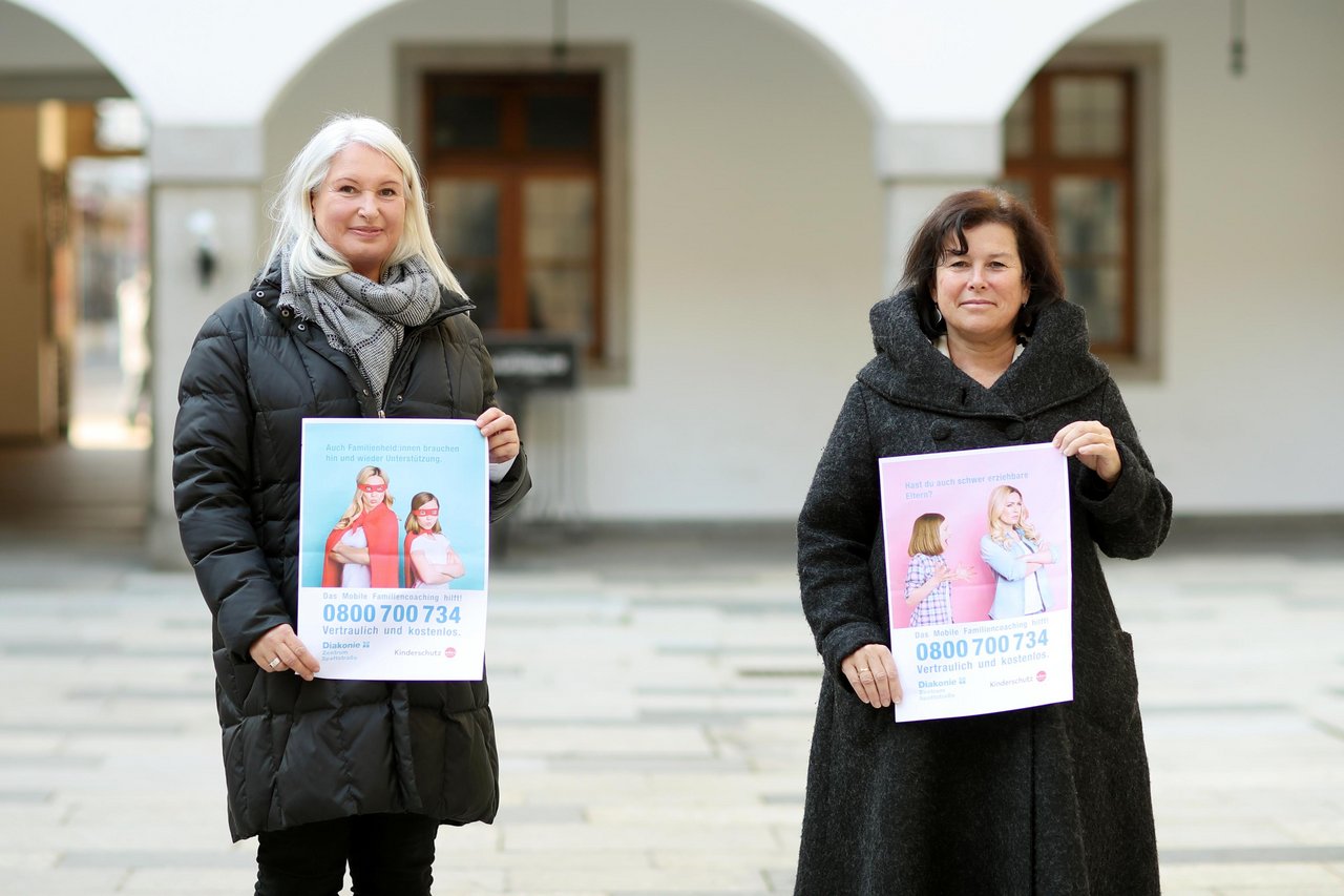 Birgit Mayr-Mauhart von der Diakonie und Kinderschutz-Landesrätin Birgit Gerstorfer