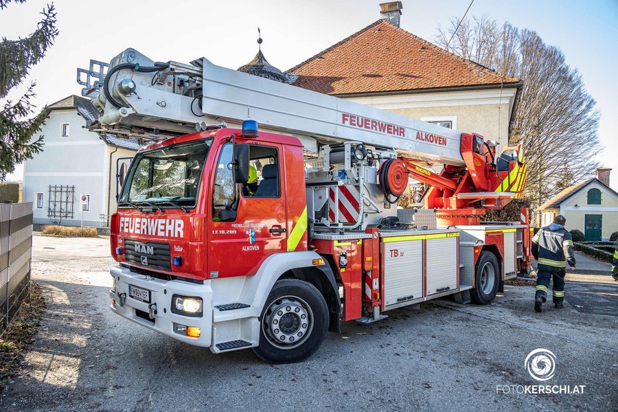 Feuerwehrmann fängt vom Dach stürzenden Hund Life Radio