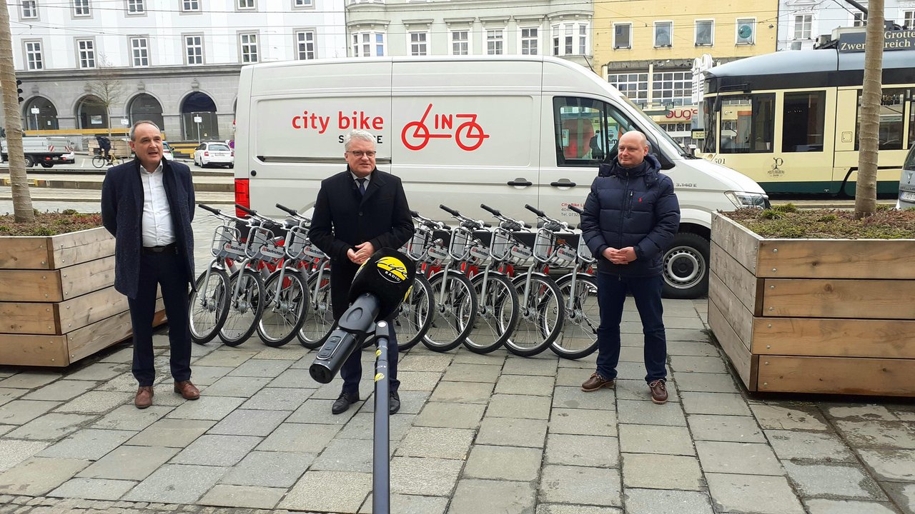 Citybike-Geschäftsführer Alfred Stadler, Bürgermeister Klaus Luger und Vizebürgermeister Markus Hein (v.l.) präsentieren das neue Leihrad-System für Linz - Bild: Life Radio - Daniel Kortschak