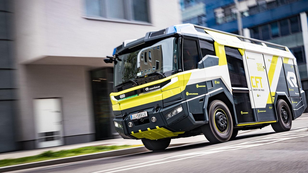 Weltweit erstes Hybrid-Feuerwehrauto kommt aus OÖ - Life Radio