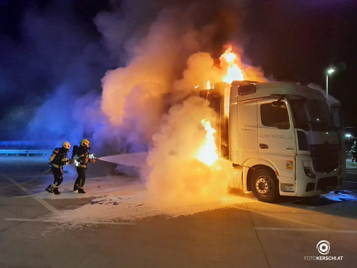 LKW Vollbrand auf Raststation Allhaming