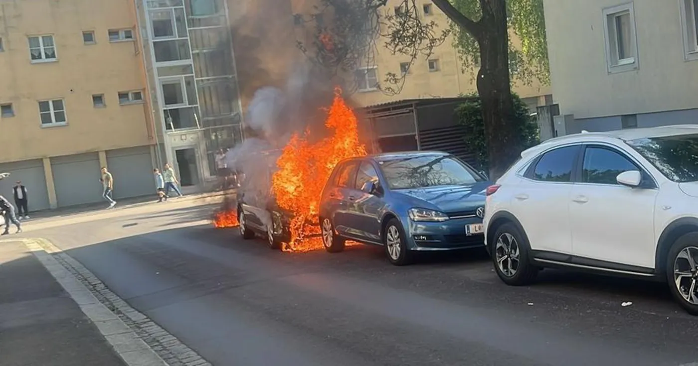 Auto in Linz in Flammen