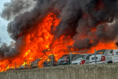 Schrottautos in Dietach in Brand