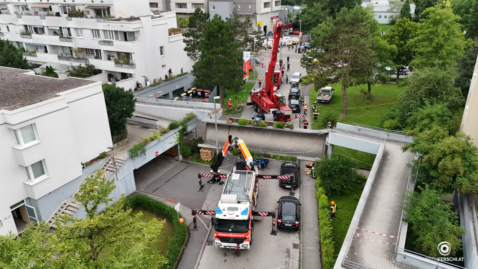 LKW bringt Brücke in Linz zum Einsturz