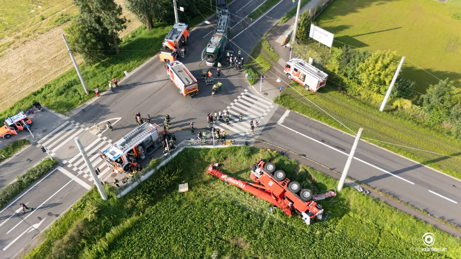 2 Männer in Linz unter Kran eingeklemmt