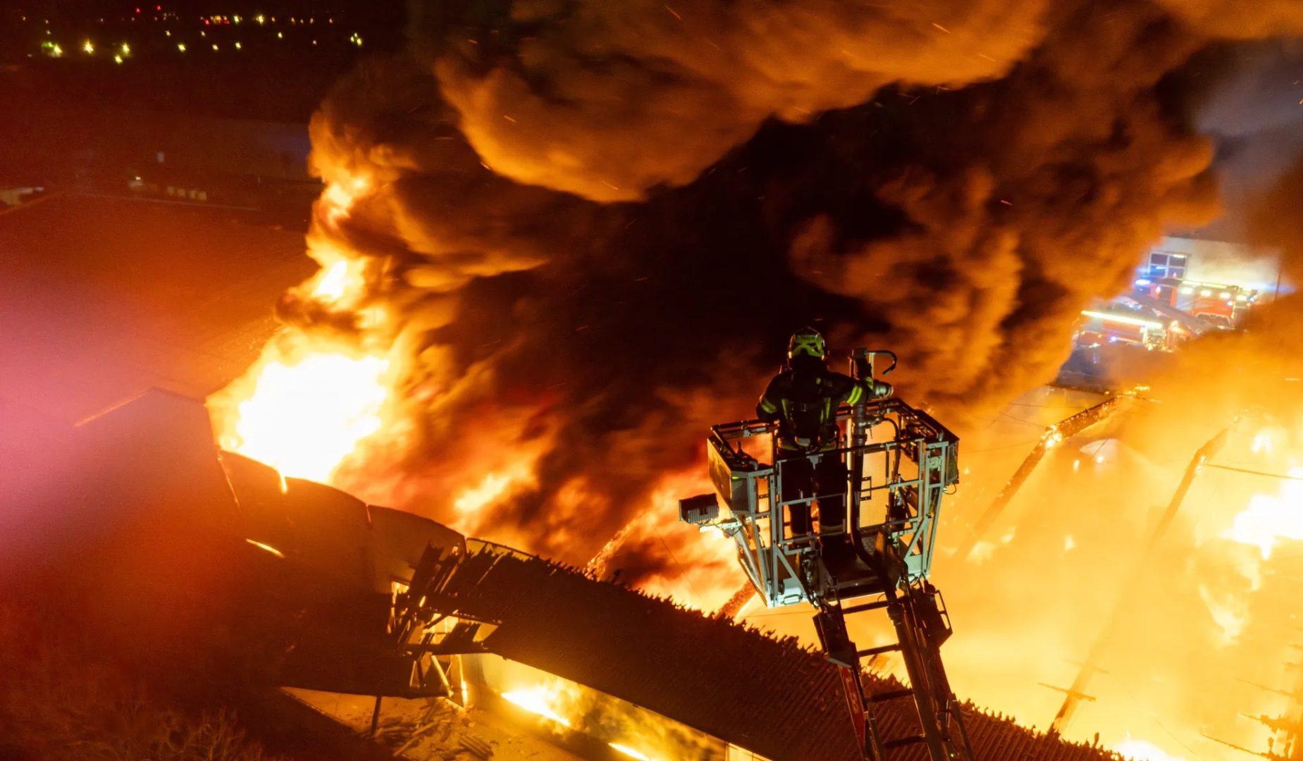 Großbrand bei Entsorgungsbetrieb