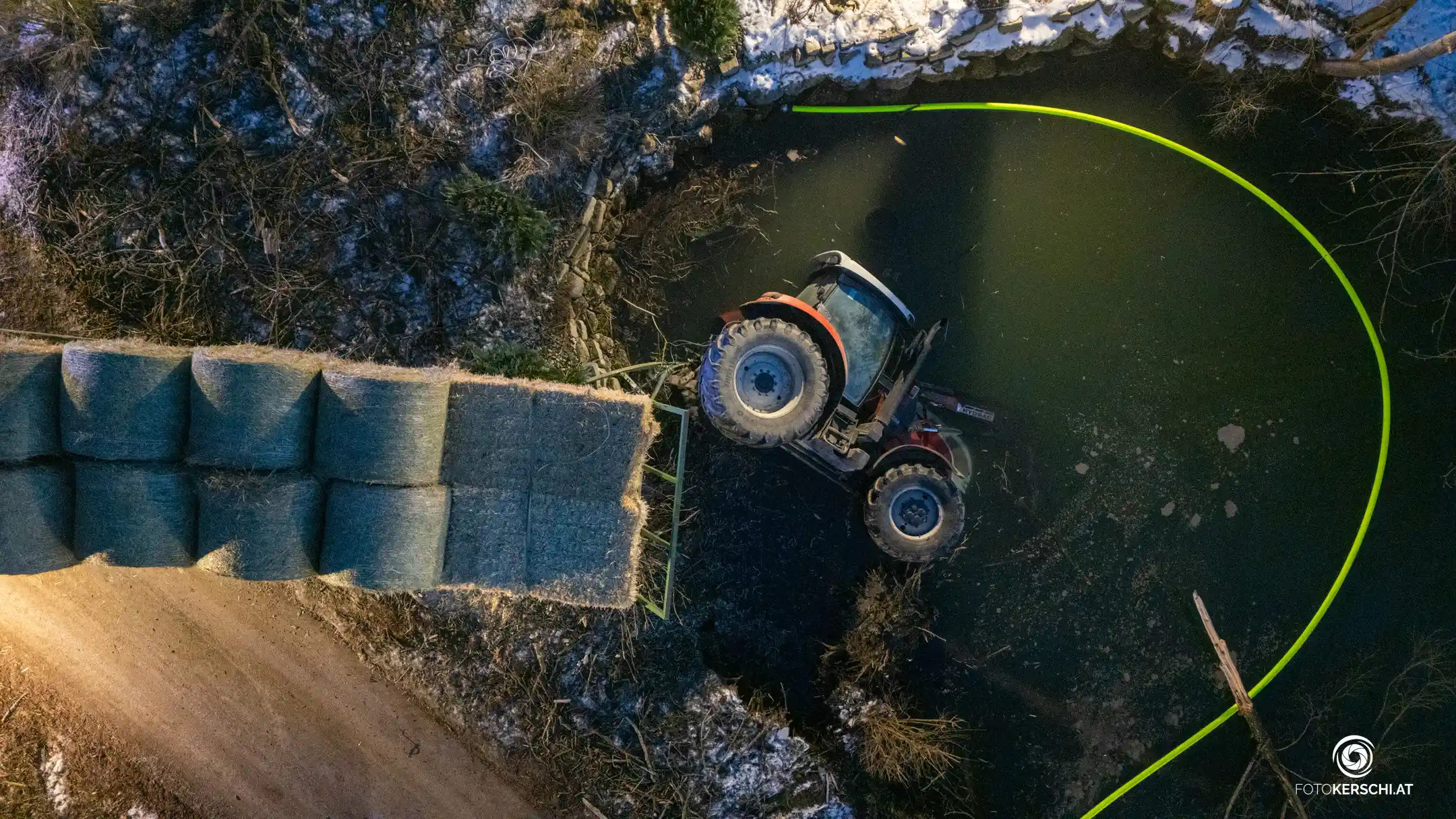 Traktor in Teich gestürzt