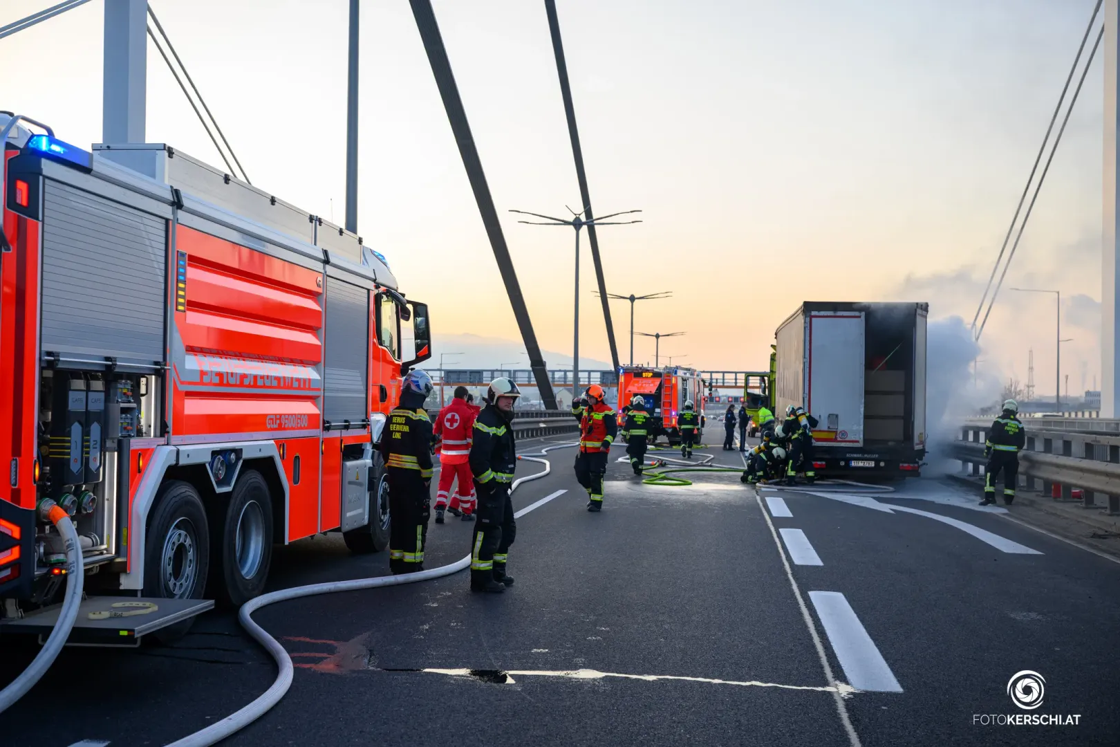 Sperre im Frühverkehr: Langer Stau wegen rauchendem LKW auf A7
