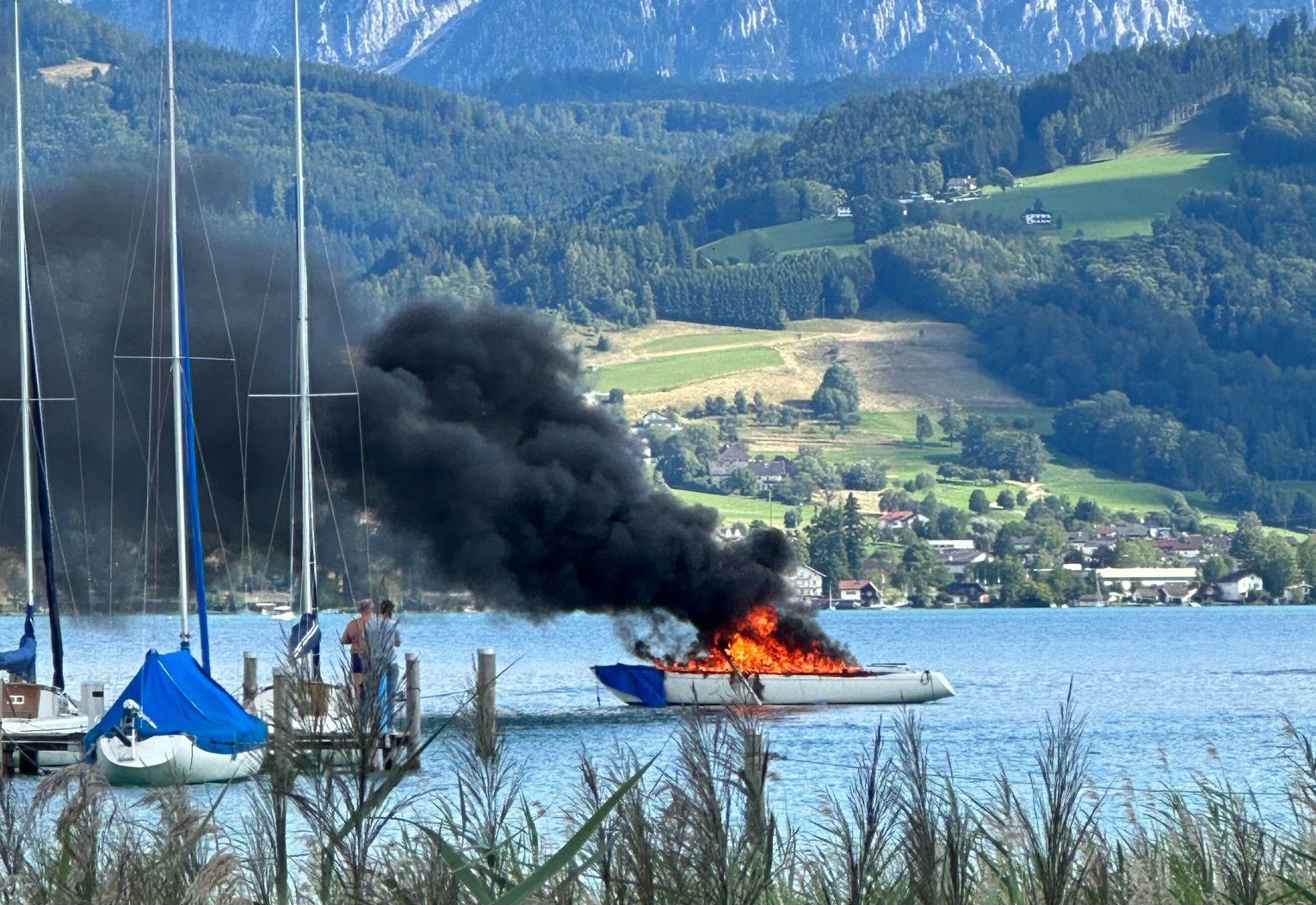 Boot auf dem Attersee in Vollbrand