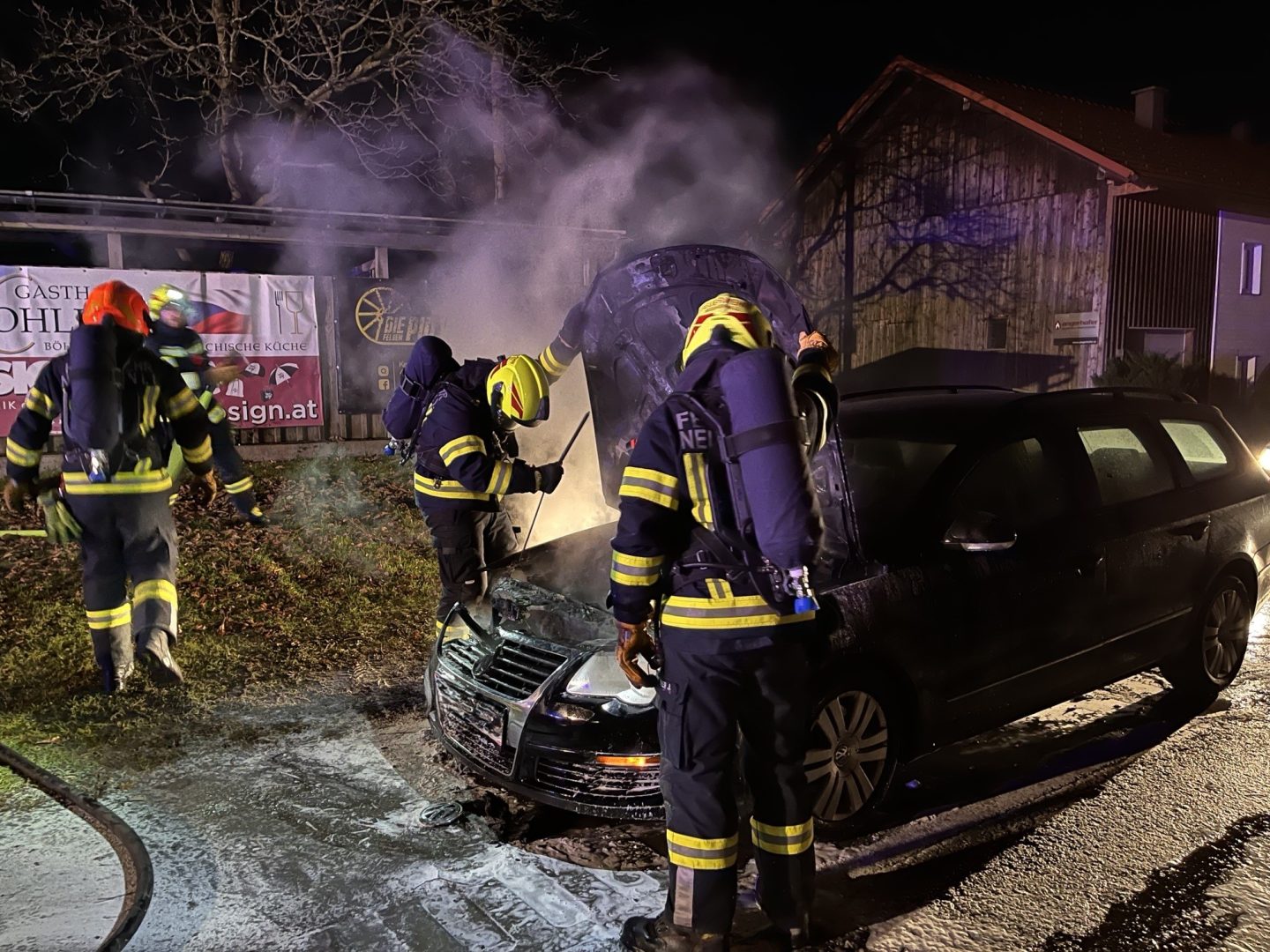 Auto brennt während der Fahrt
