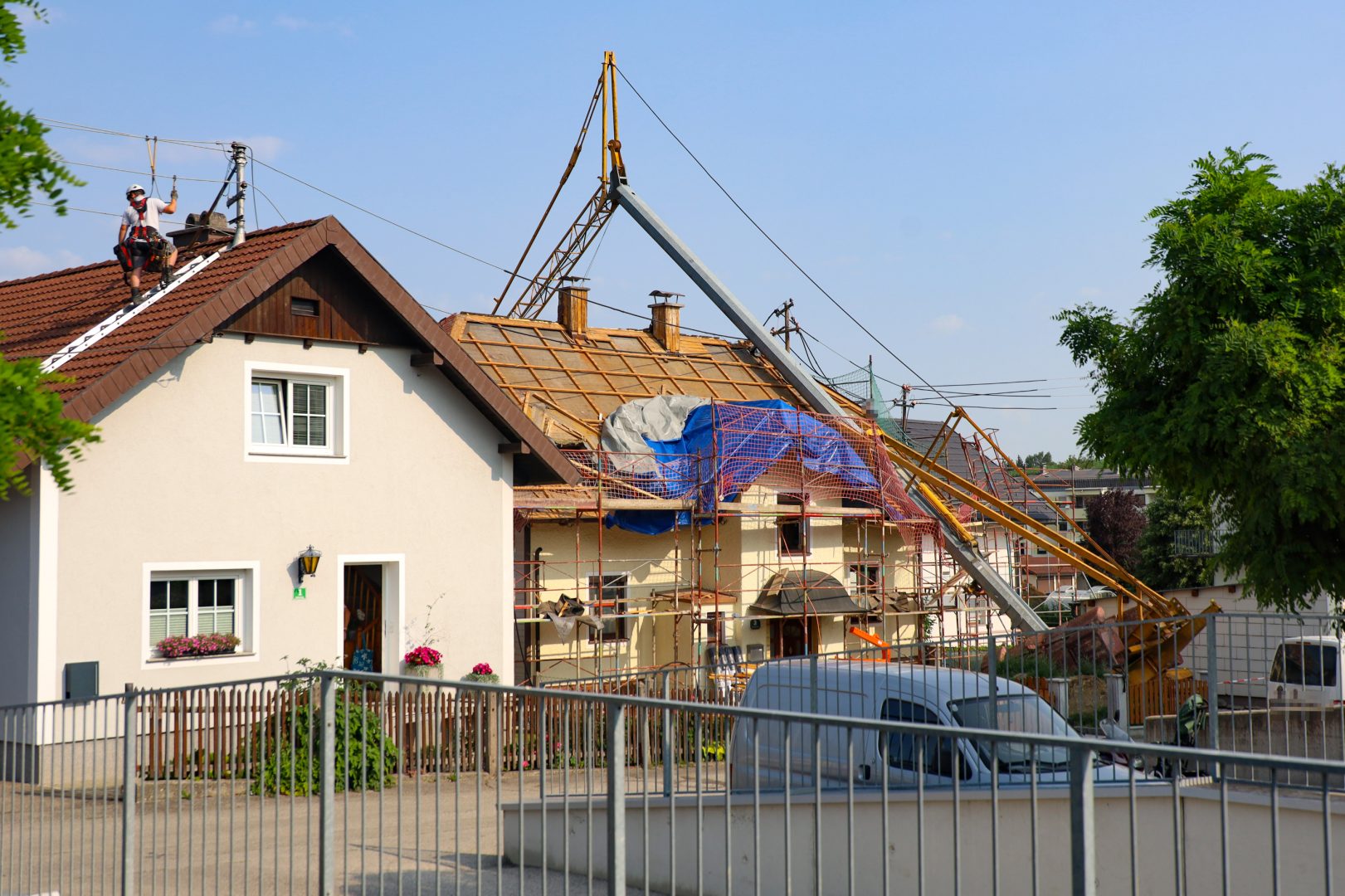 Kran auf Haus gestürzt