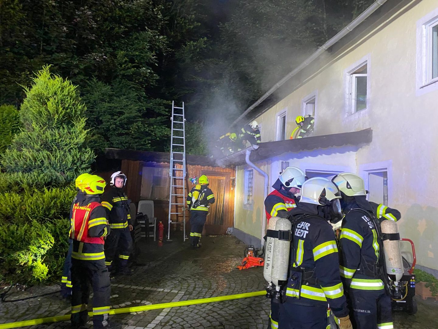 Rettung aus völlig verrauchtem Haus in Andorf