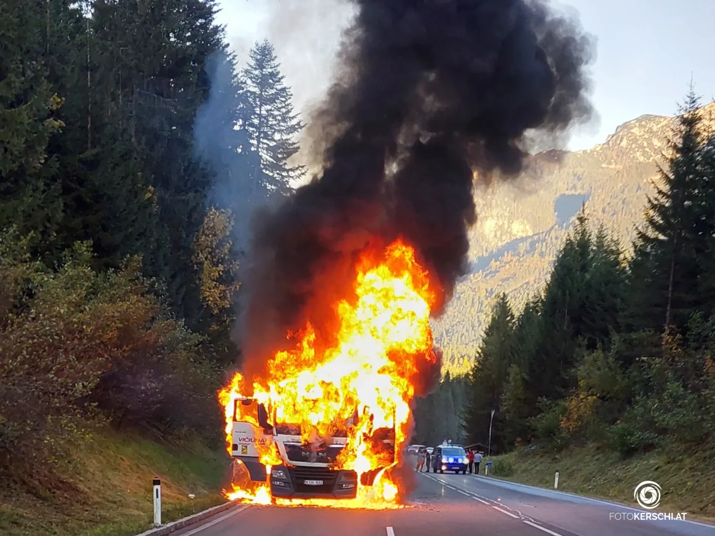 LKW in Gosau in Vollbrand