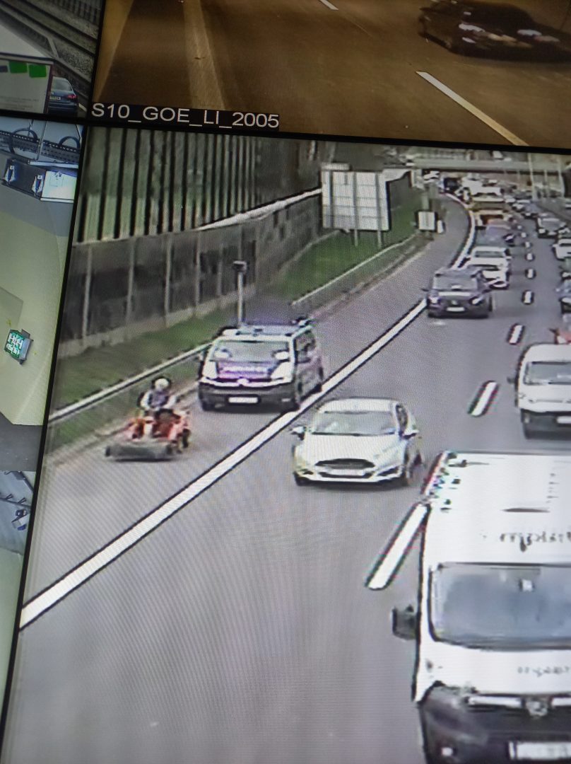 Mann mit Rasenmähertraktor auf A7!