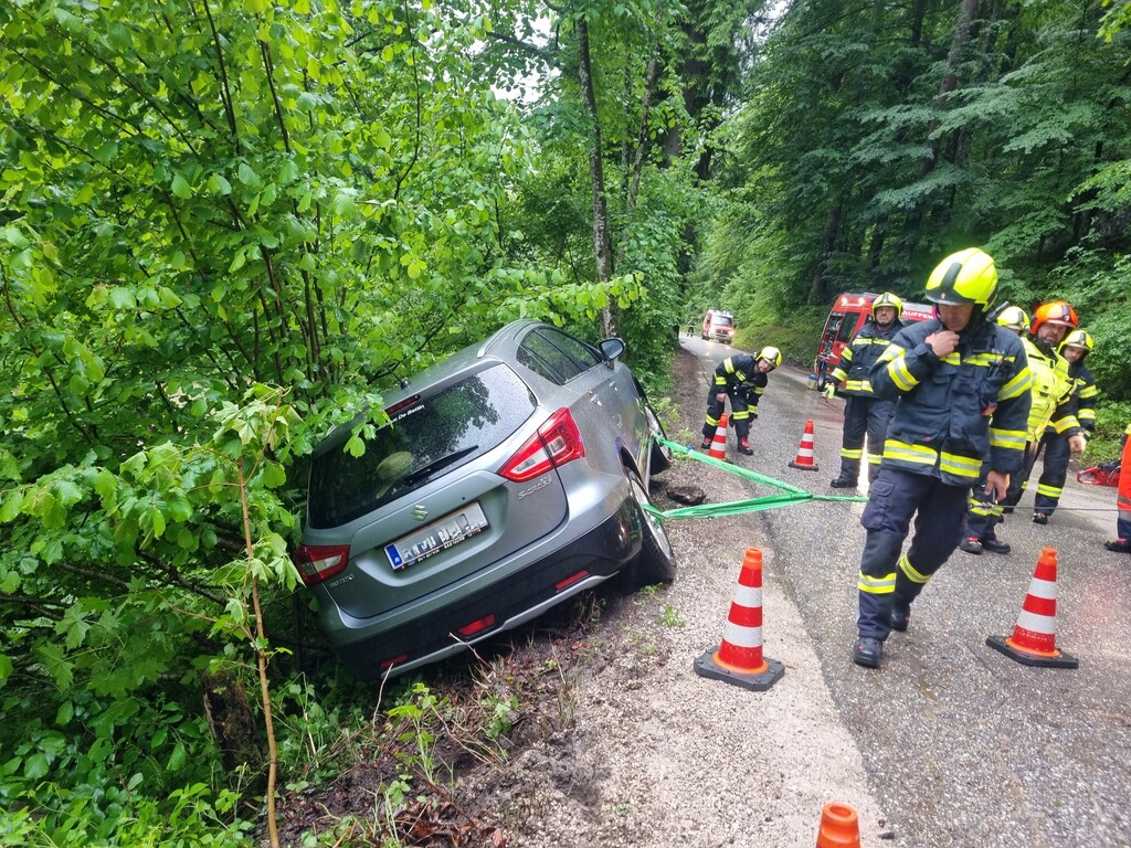 Alkolenker kracht über Böschung