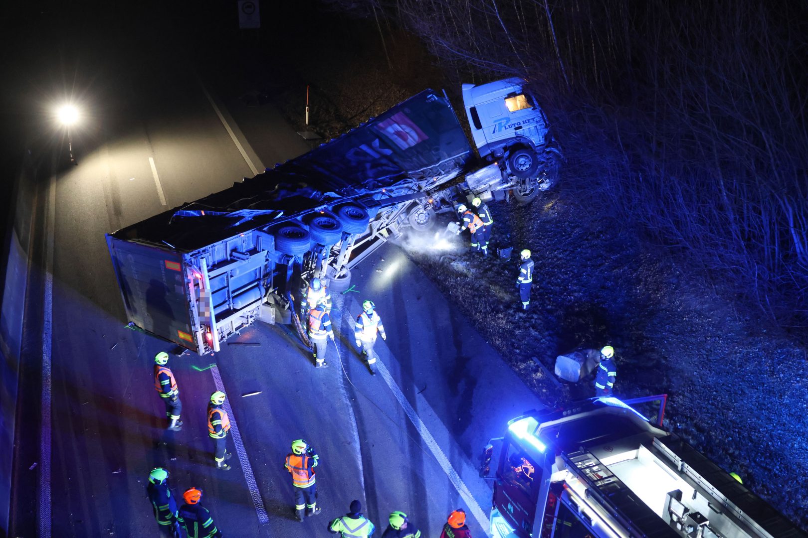 LKW auf A8 umgekippt