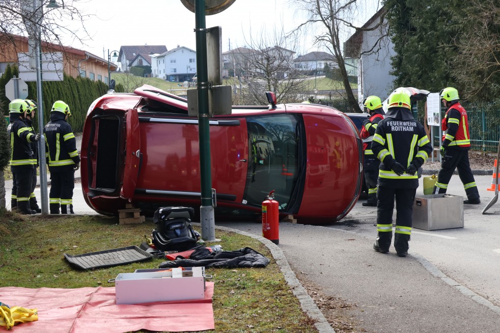 Autofahrer nach Unfall in Roitham aus Auto befreit