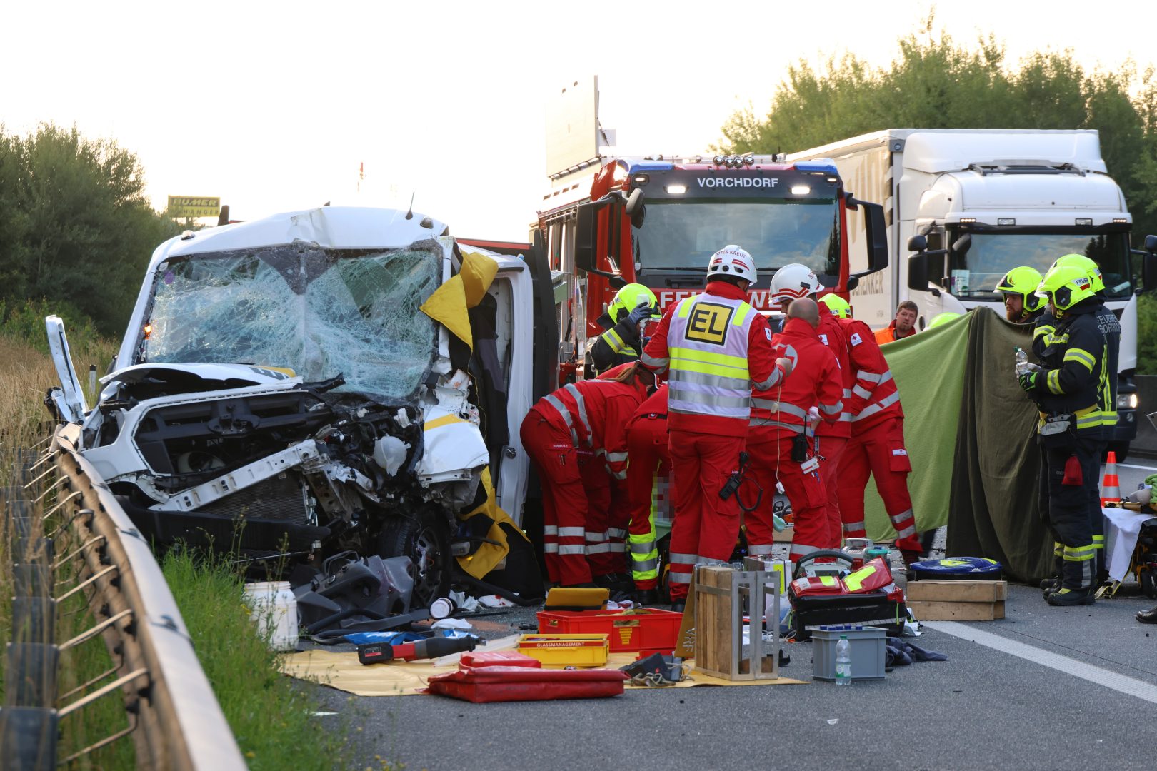 Klein-LKW Fahrer nach Unfall bei Laakirchen in Fahrzeug eingeklemmt