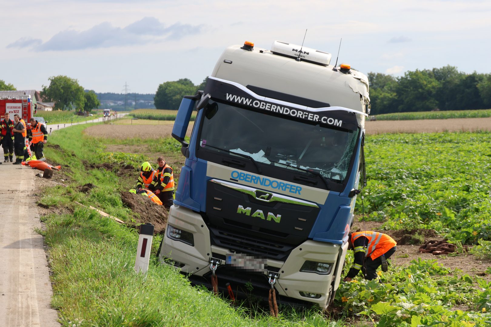 LKW in Kürbisfeld gelandet