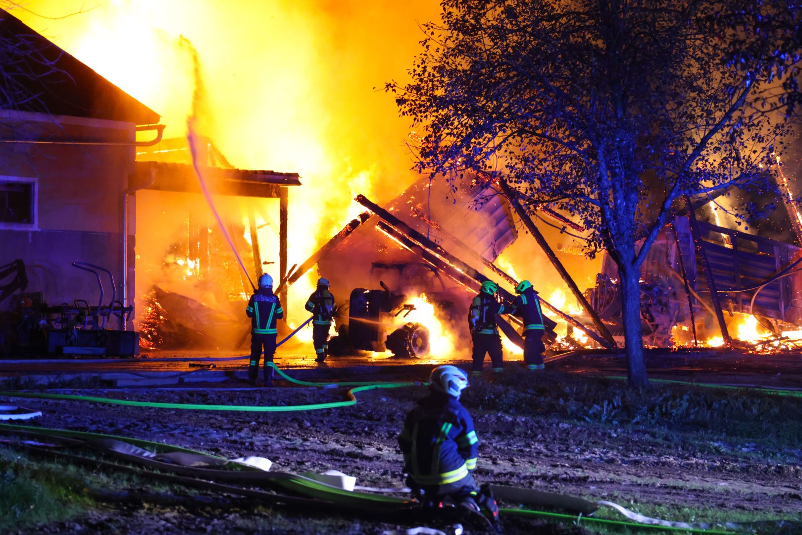 16 Feuerwehren bei Großbrand in Aurach am Hongar