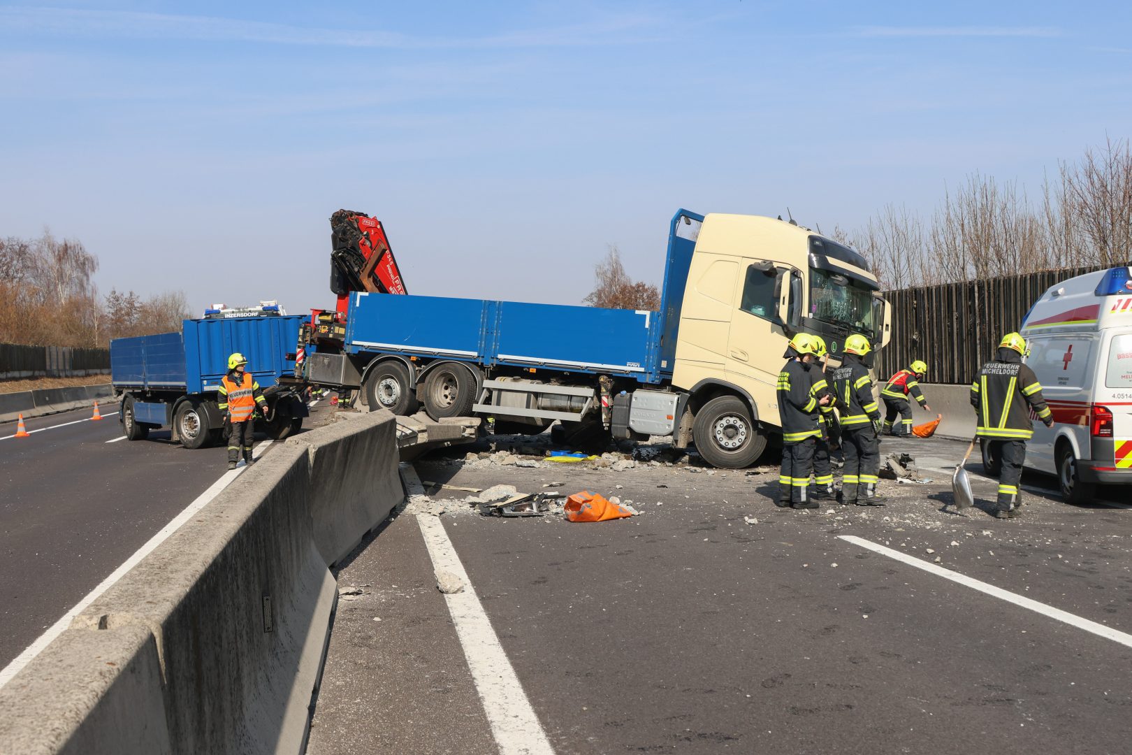 LKW Unfall blockiert A9 in beiden Richtungen
