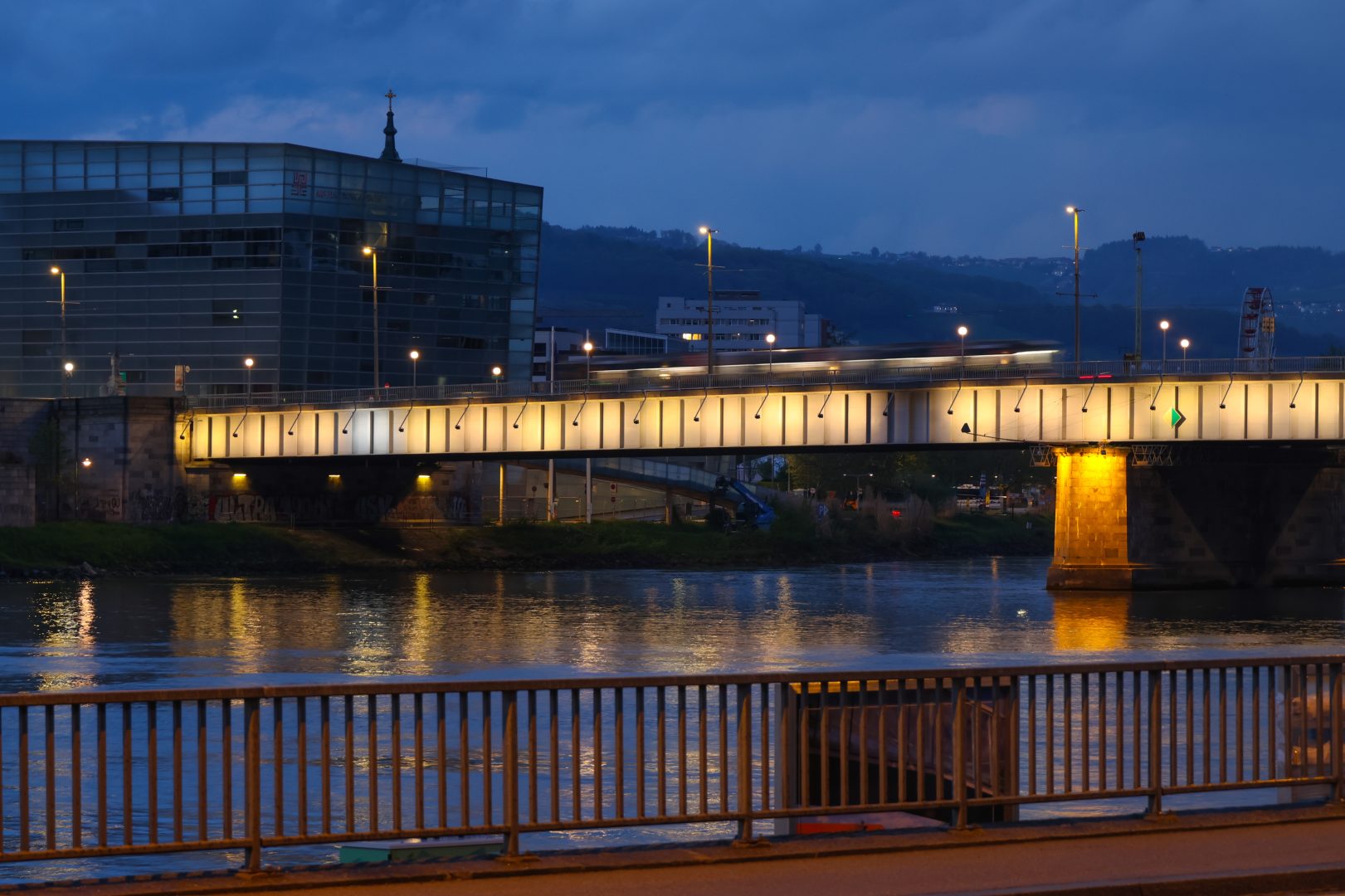 Fußgänger auf Nibelungenbrücke von LKW erfasst