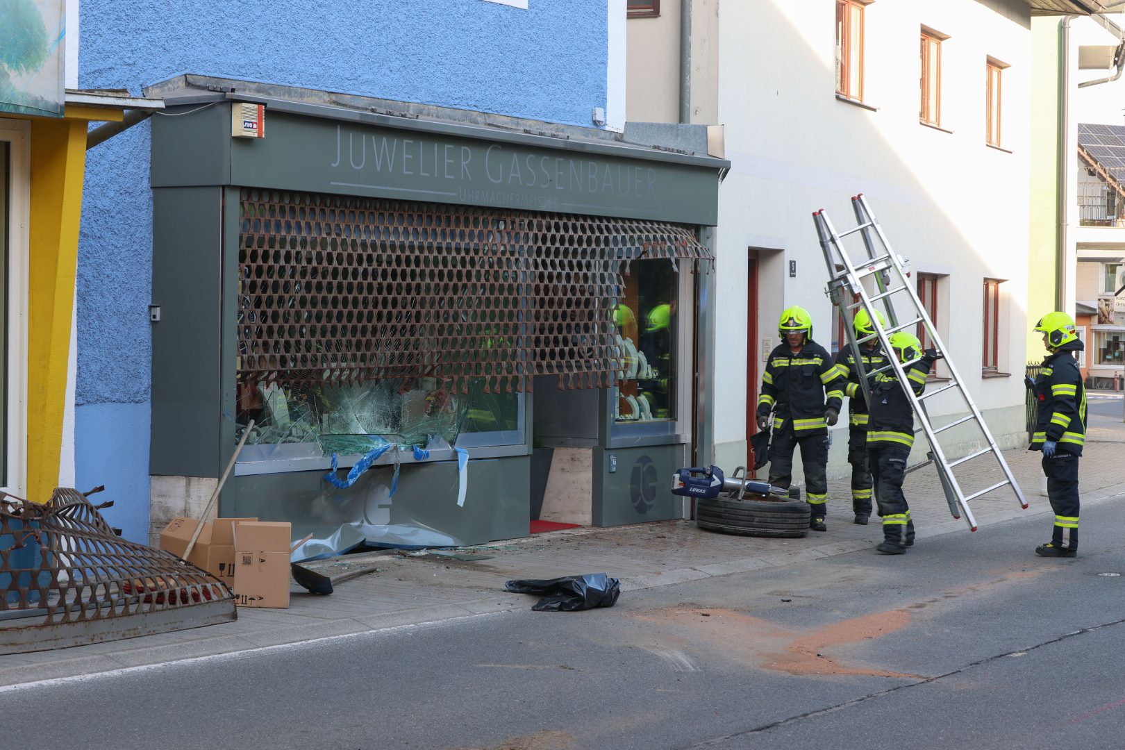 Schaufenster mit Schulbus gerammt – Juwelier Einbruch in Vorchdorf