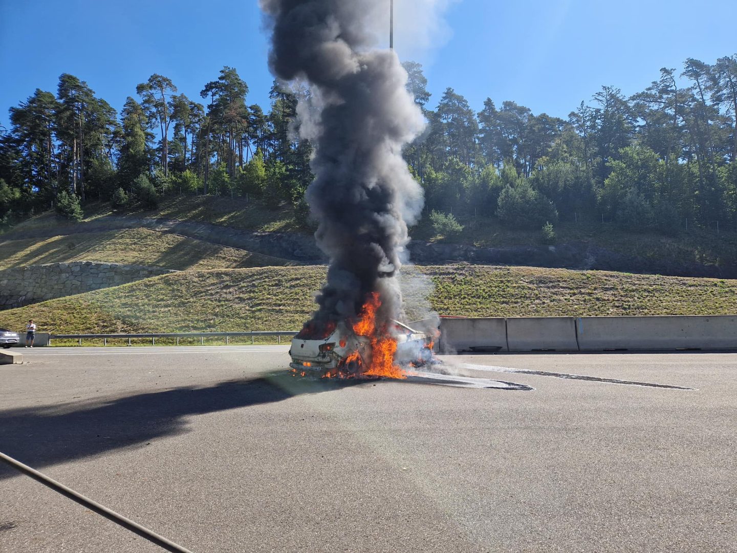 Auto auf S10 im Vollbrand