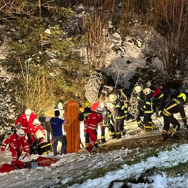 Mann unter Traktor eingeklemmt