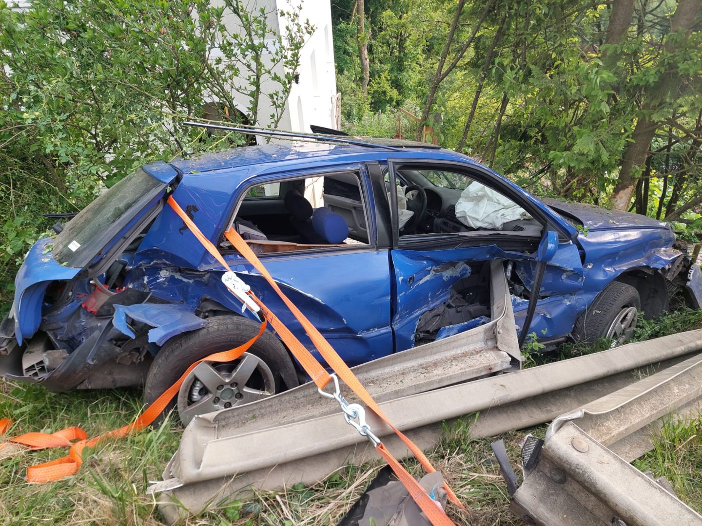 Großes Glück: Leitschiene bohrt sich in Auto