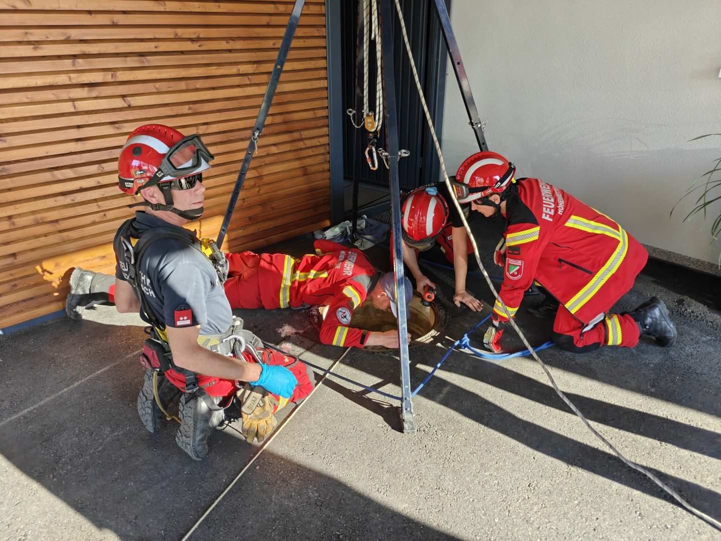 Mann in Schacht gestürzt: Nachbarskind ruft Feuerwehr