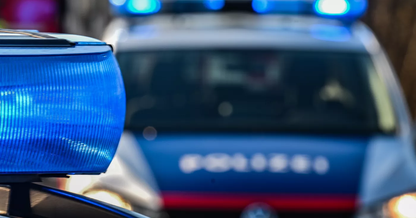 Mann sticht Freundin nieder