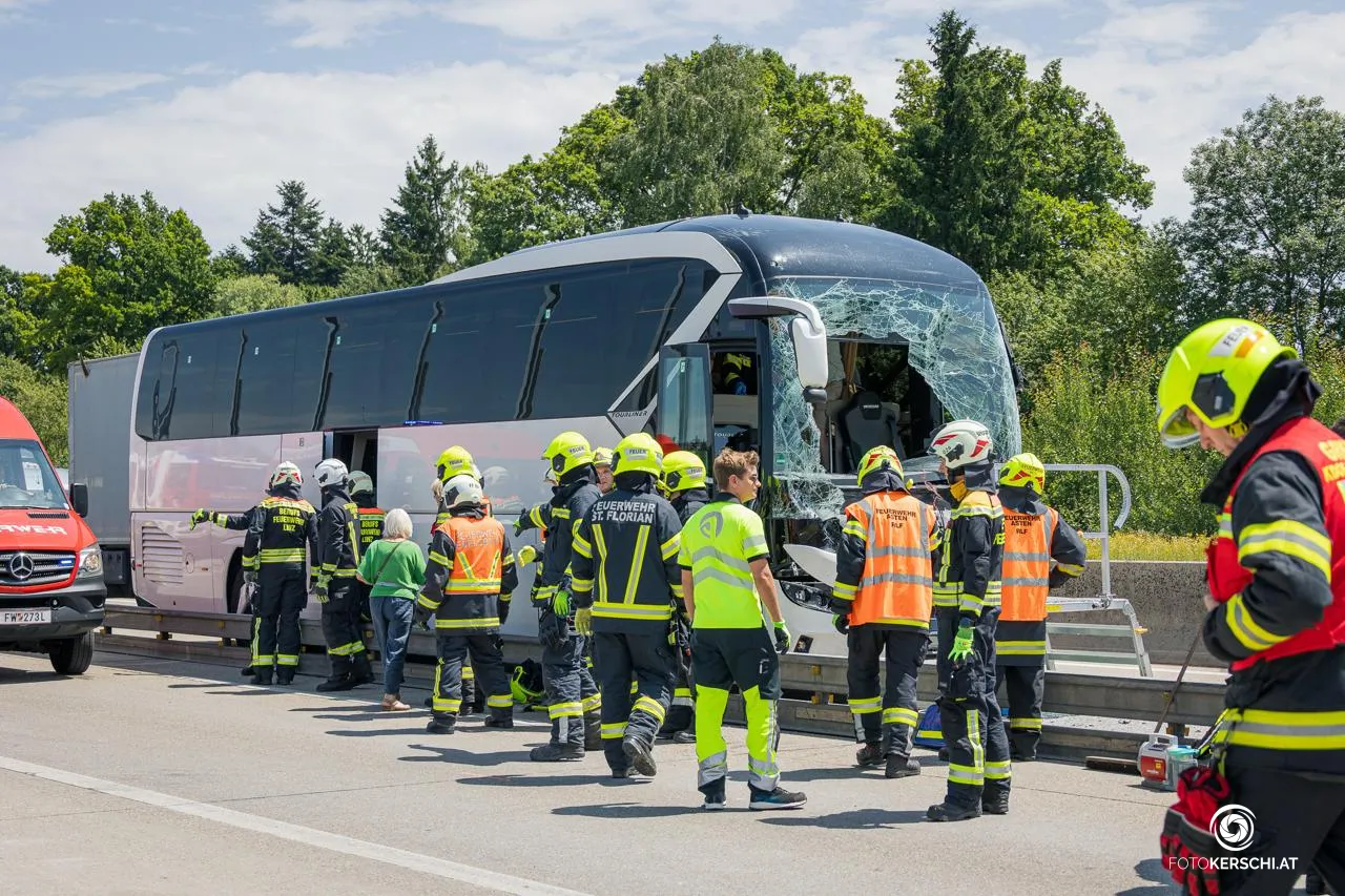 Reisebus auf A1 gegen LKW gekracht