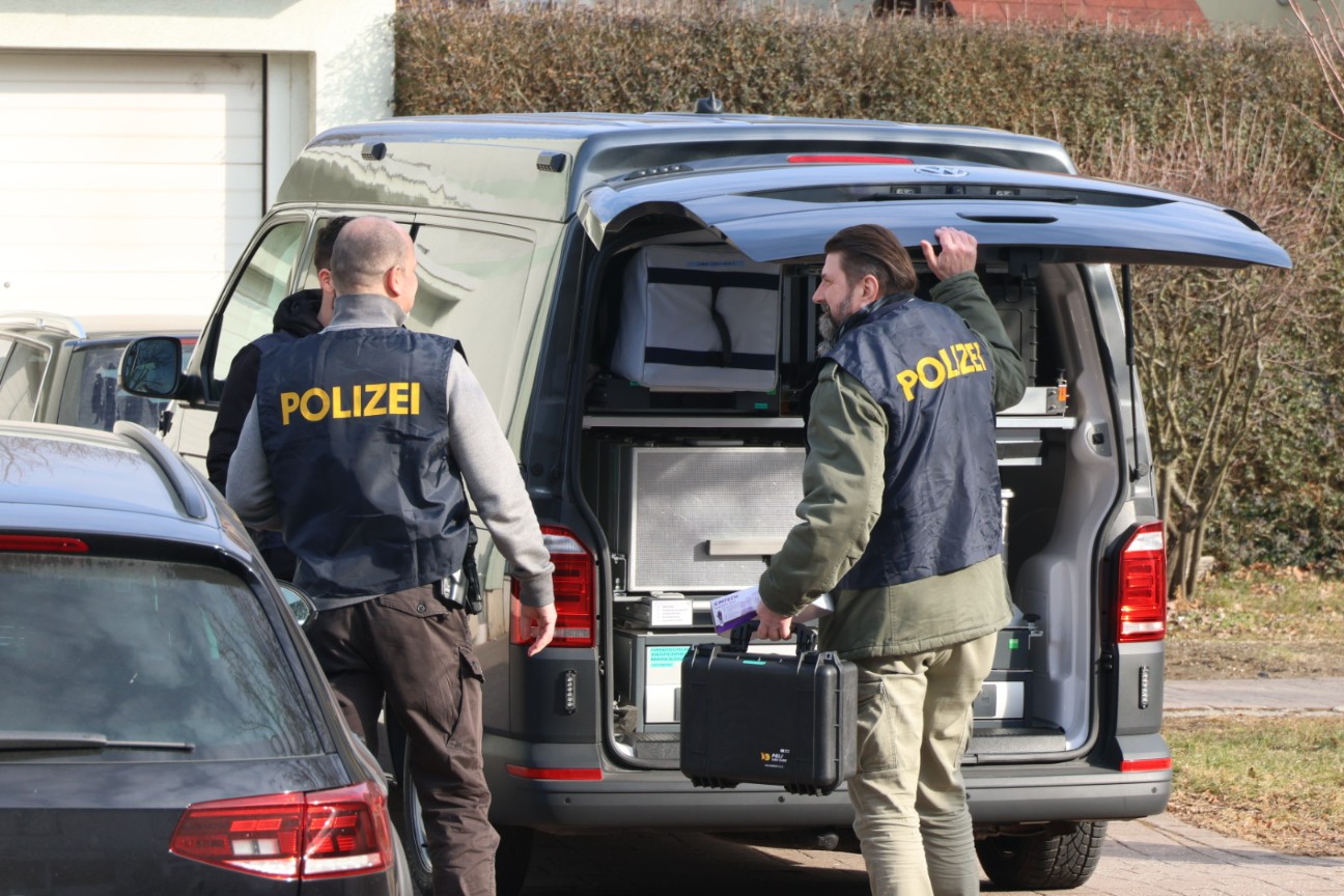 Selbstgebaute Knaller neben Volksschule in Neuhofen!