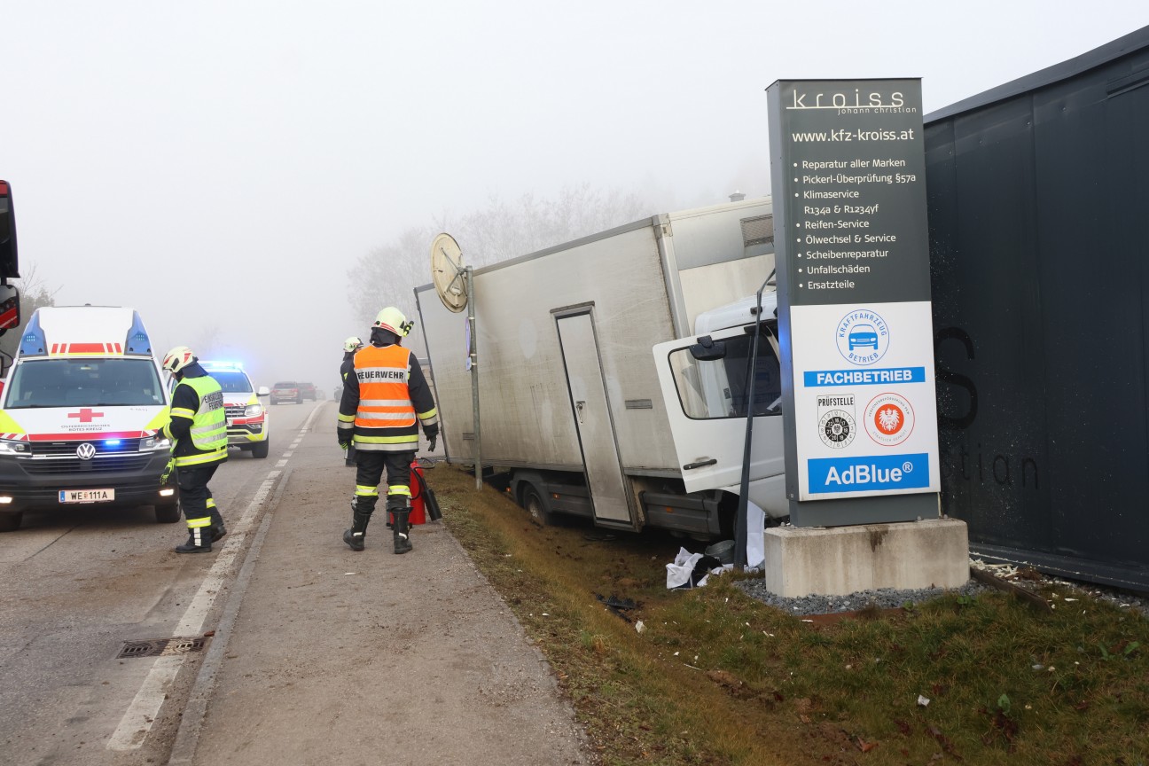 LKW kracht in Sipbachzell in Werkstatt