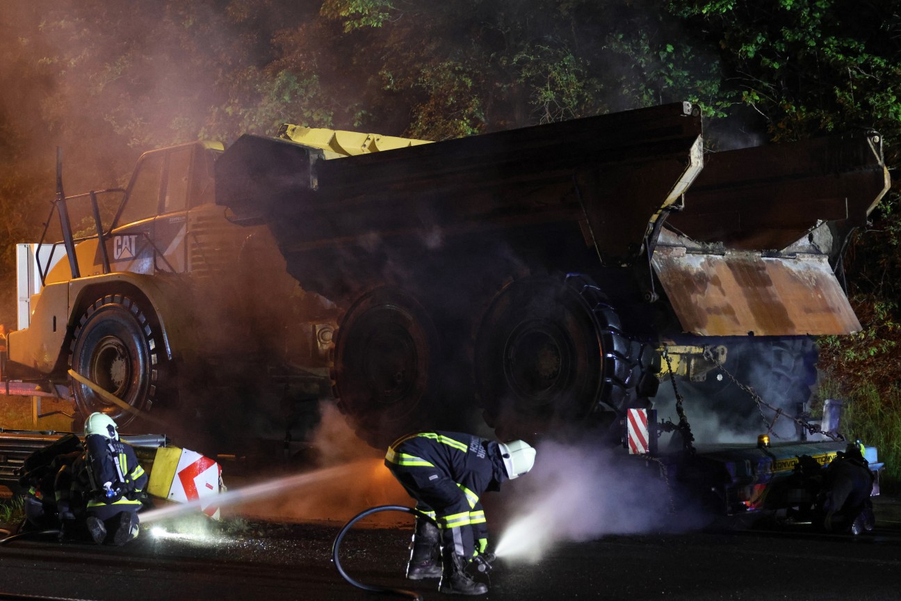 LKW auf A8 in Vollbrand