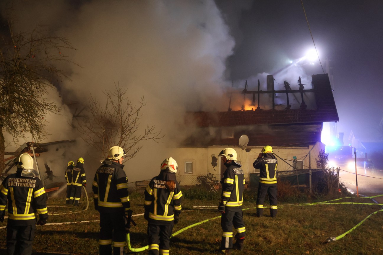 13 Feuerwehren bei Großbrand in Taiskirchen im Innkreis