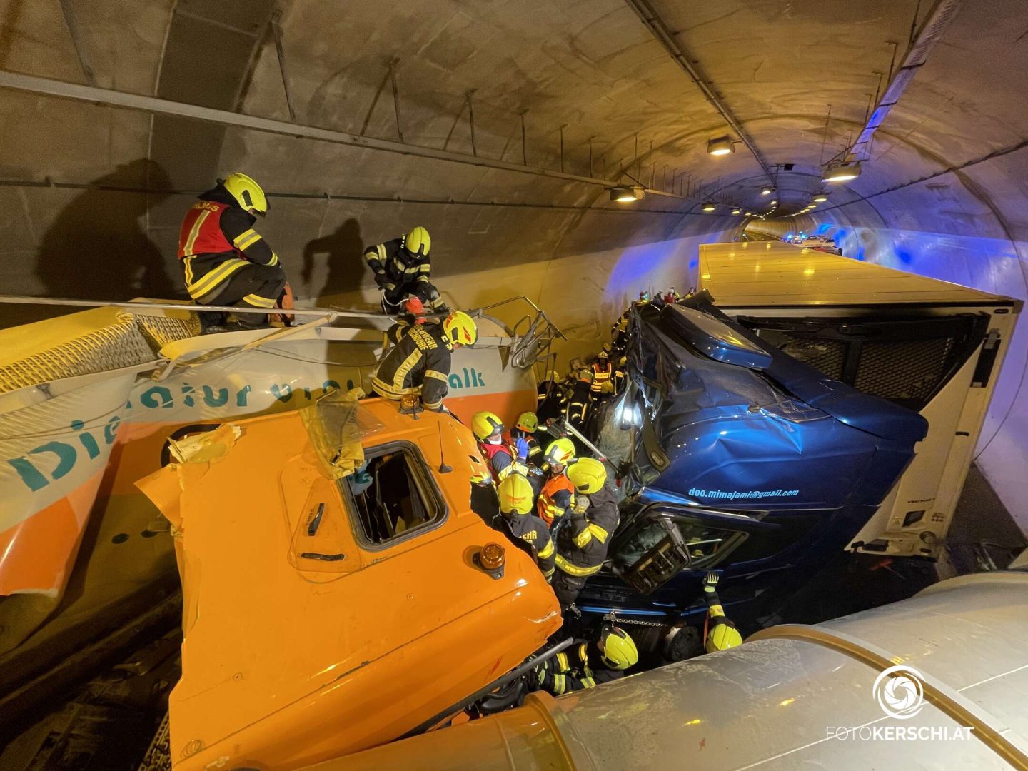 LKW-Crash legt A9 lahm