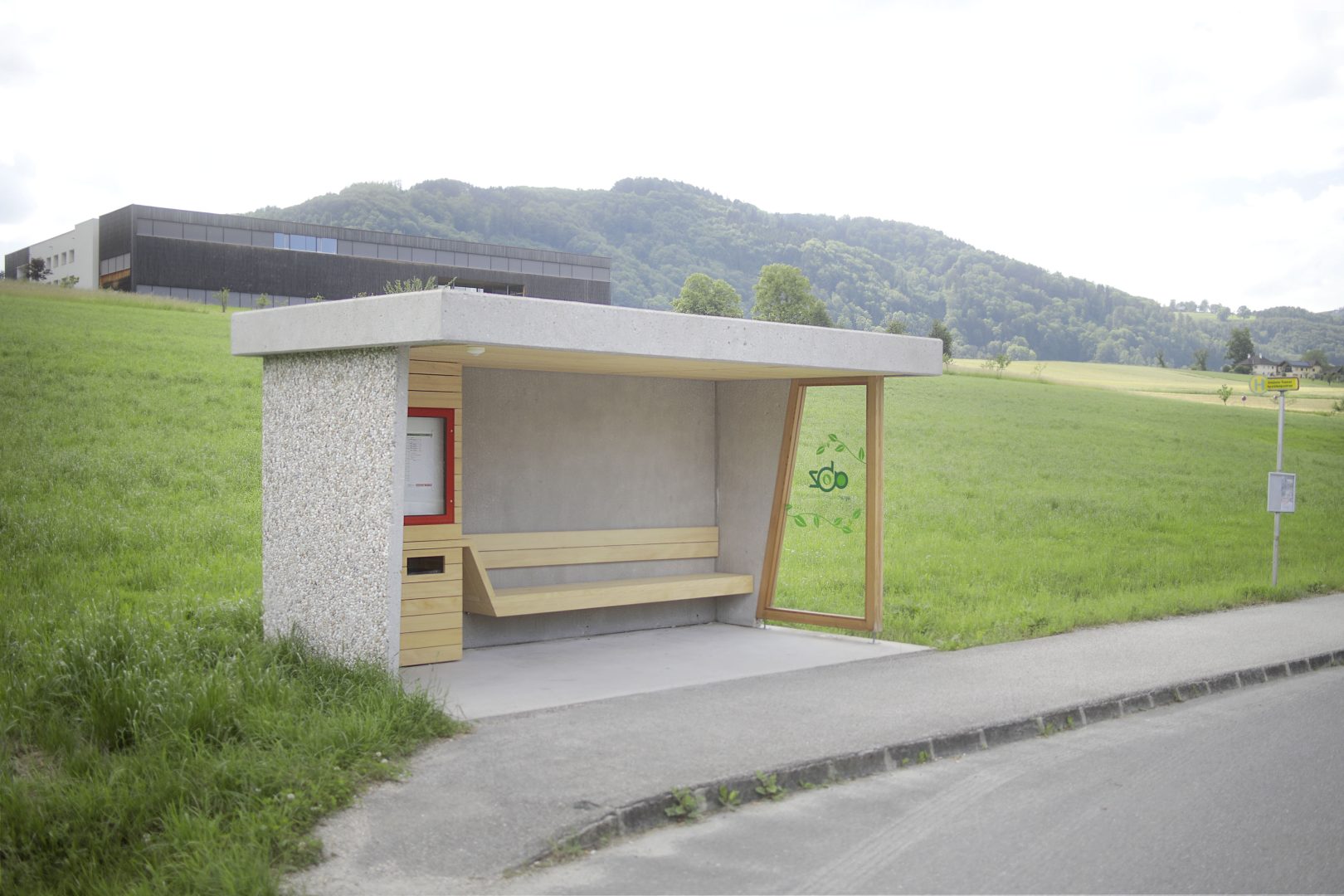Alte Beton-Buswartehäuschen wie neu