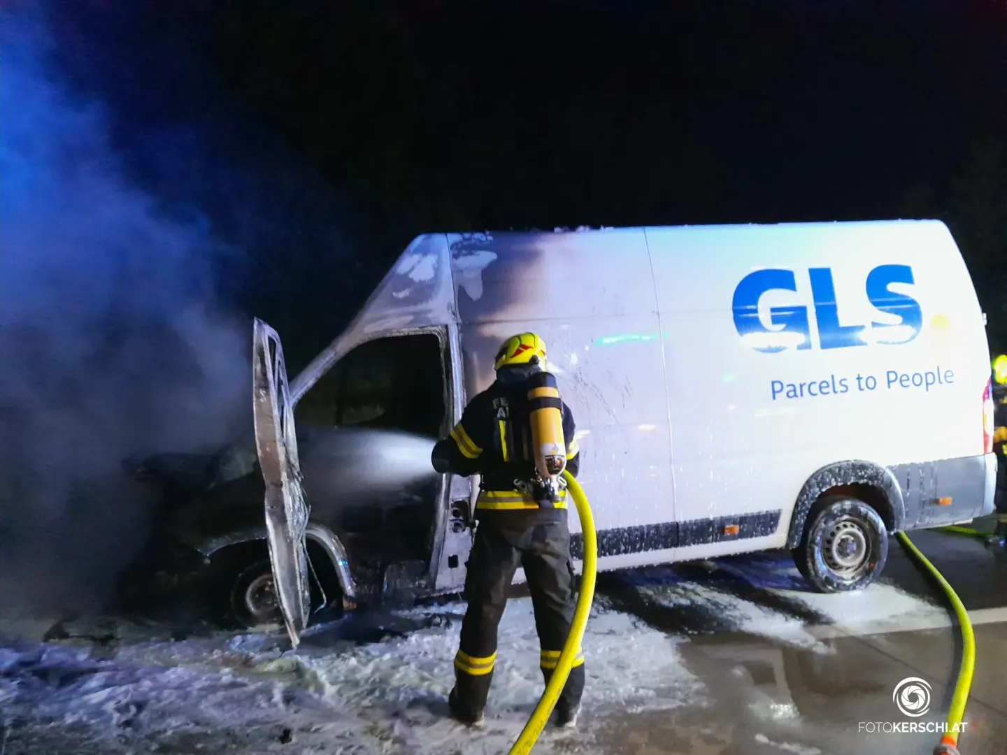 Autobahnsperre wegen Autobrand in Allhaming