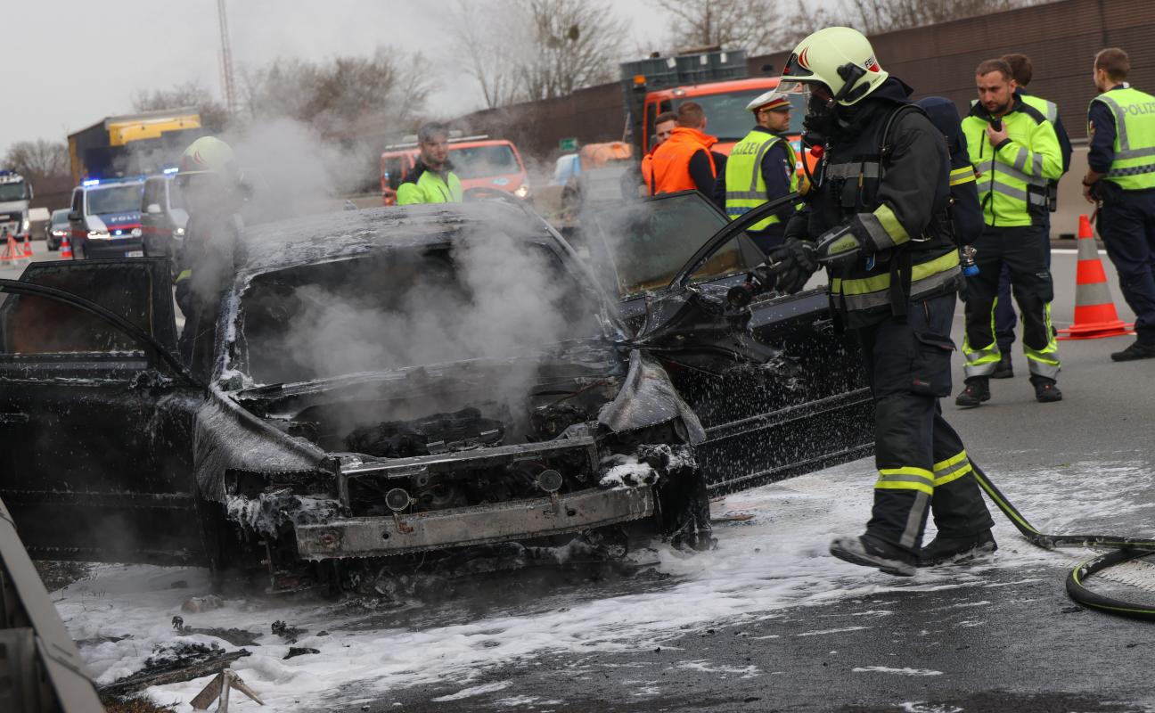 Autobahn-Sperre wegen Brand im Frühverkehr