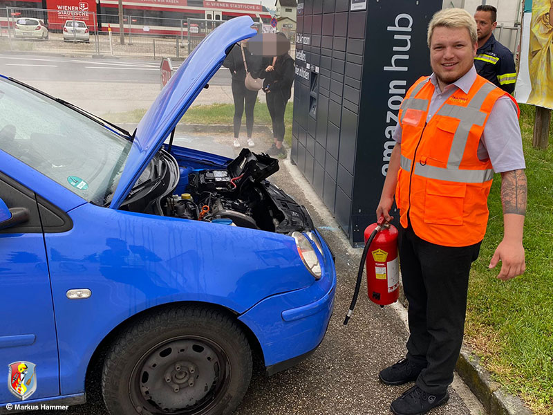 Brennendes Auto auf Tankstelle