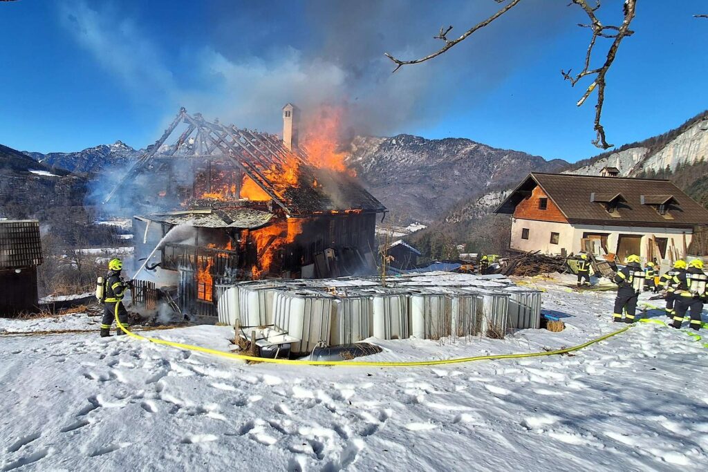 Bauernhof in Bad Goisern völlig niedergebrannt