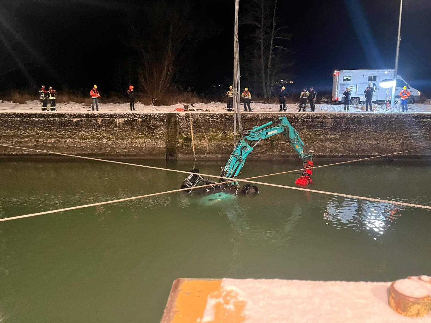 Baggerfahrer in eiskalte Donau gestürzt