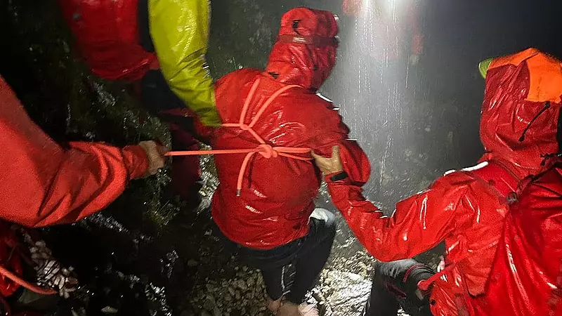 Gmundner Bergretter holen Barfußgeher vom Traunstein!