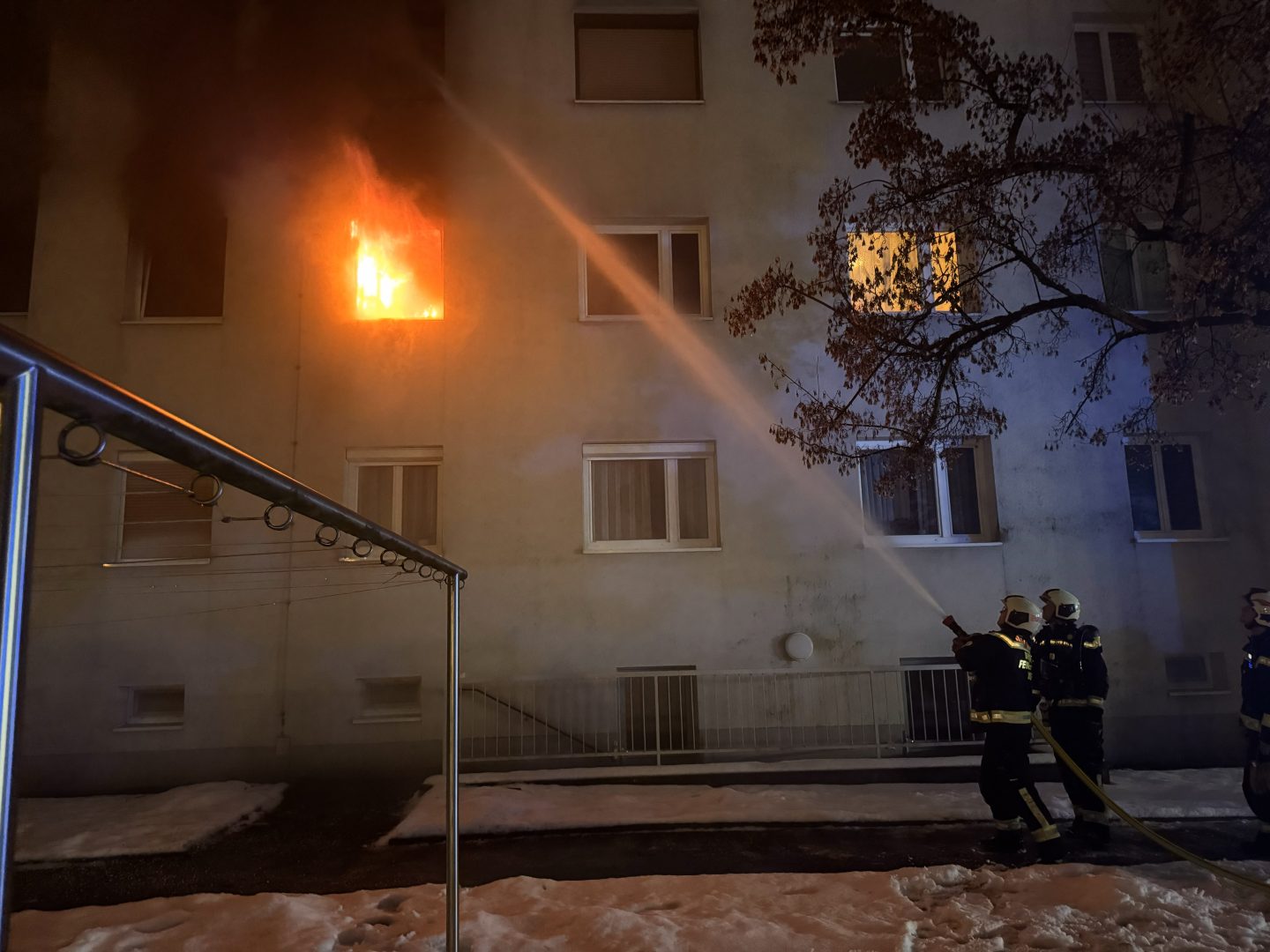 Mutter und vier Kinder aus brennender Wohnung gerettet