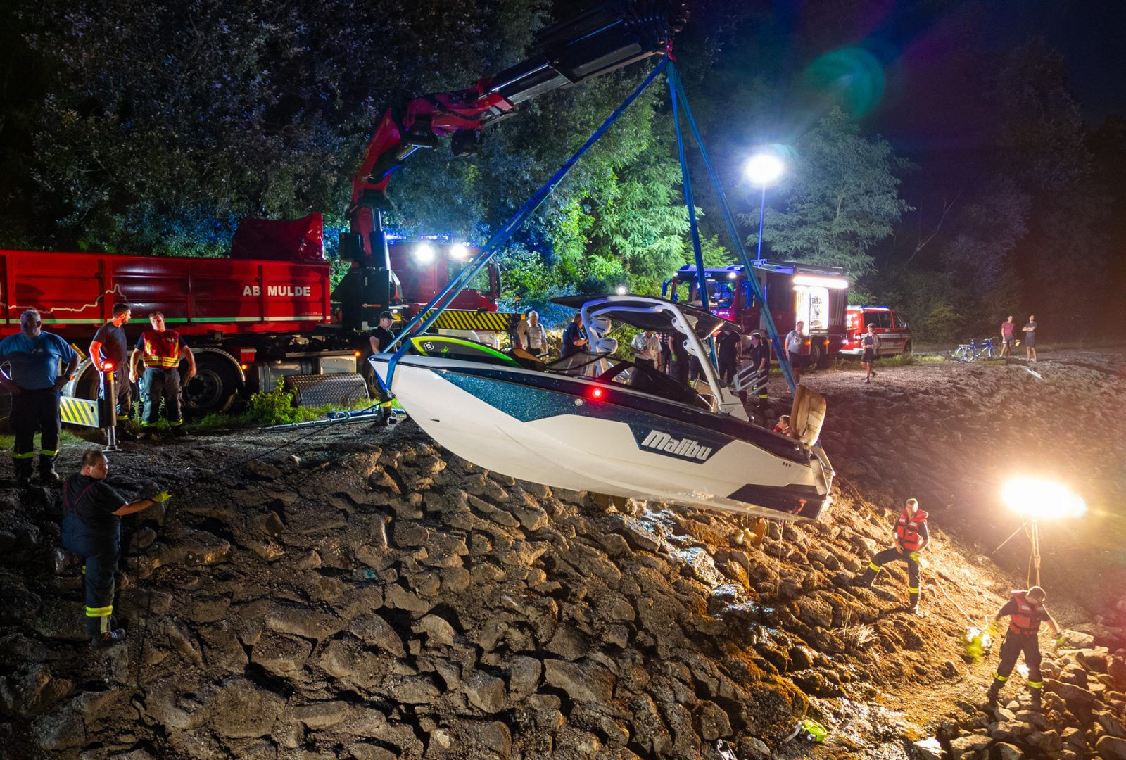 Feuerwehr zieht Boot nahe Linz aus der Donau