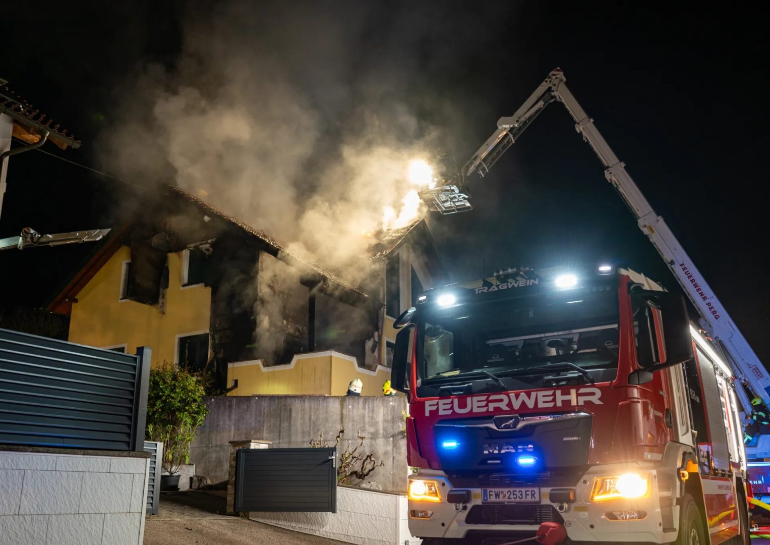 Feuerwehr rettet Frau aus Flammen