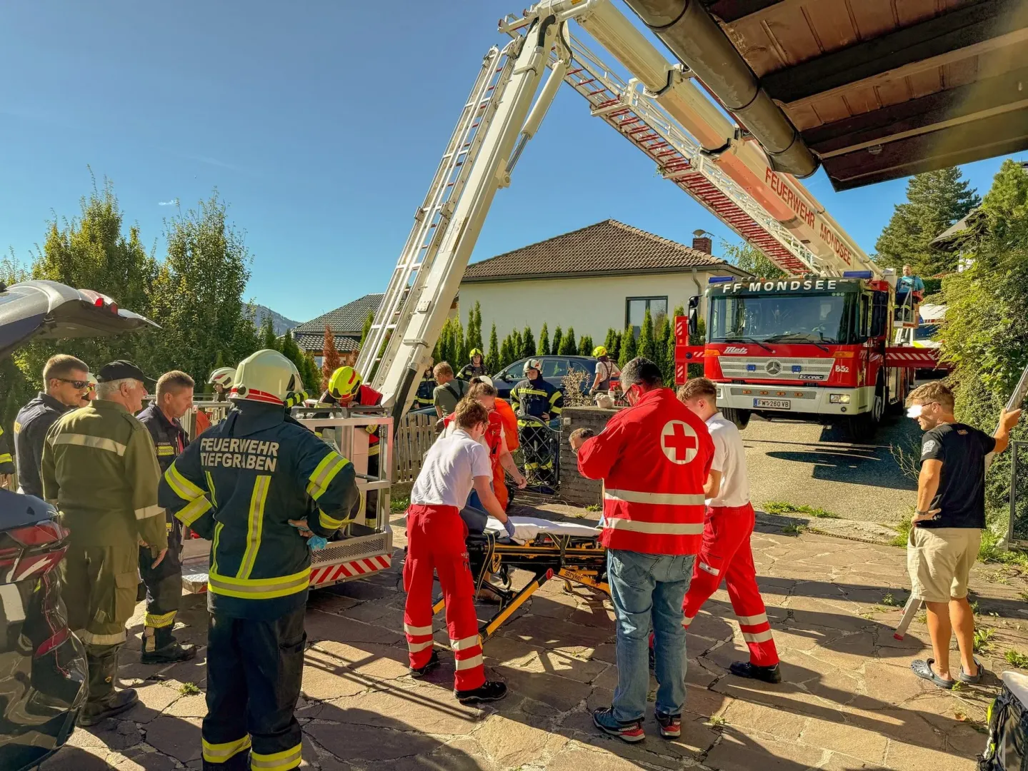 Paragleiter auf Garagendach gestürzt