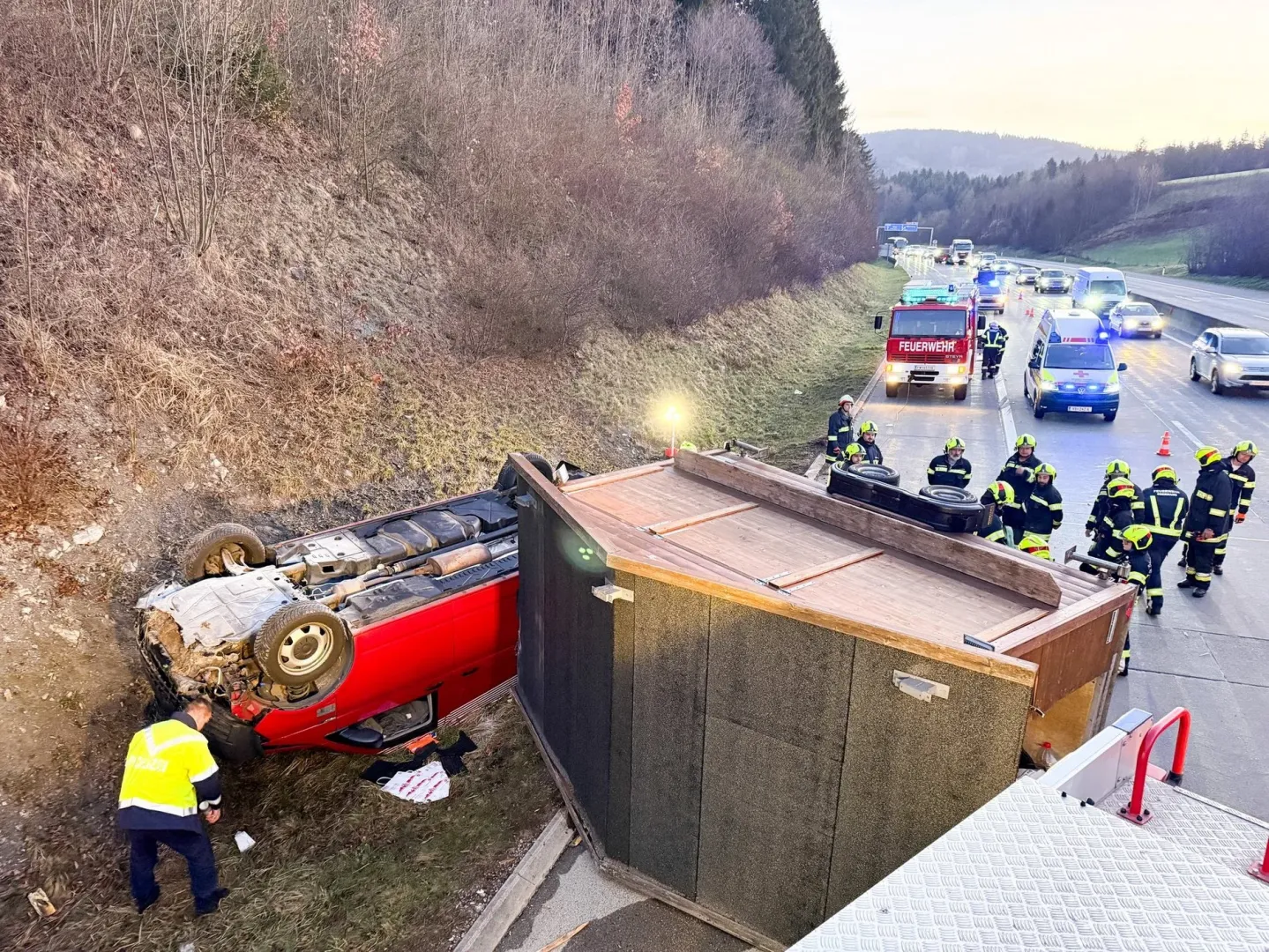 Kleinbus mit Jausenhütte auf A1 überschlagen